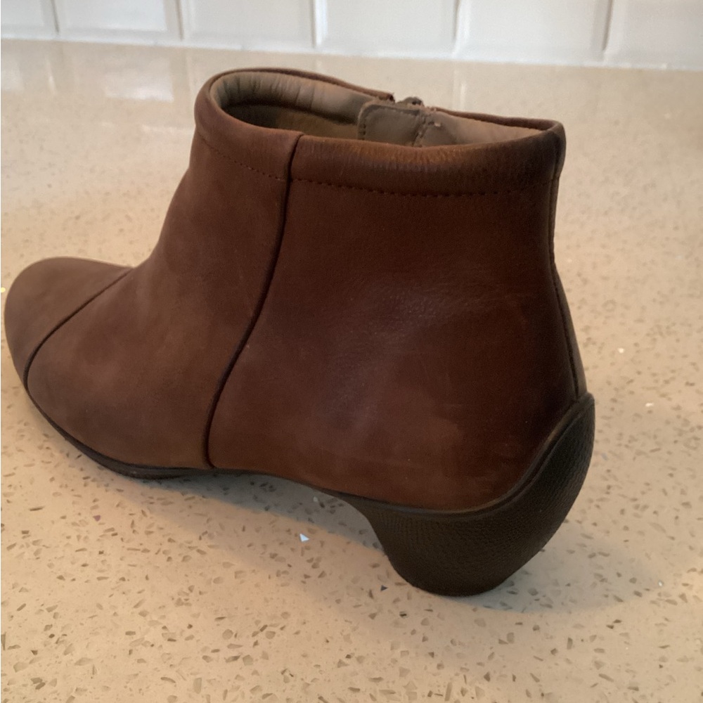 Leather ankle boot - Picture 3 of 9